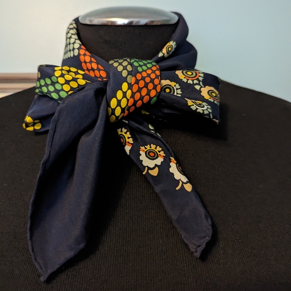 Echo silk scarf. Approx 29-30" square. Geometric design - Picture 3 of 10